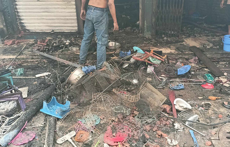 আগুন নেভানোর পরে দোকান পরিষ্কার করা হচ্ছে। ছবি: জাগো নিউজ