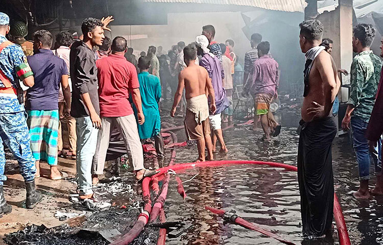 ফায়ার সার্ভিসকর্মীদের পাশাপাশি স্থানীয় জনসাধারণও আগুন নেভানোর কাজে যোগ দেয়। ছবি: জাগো নিউজ