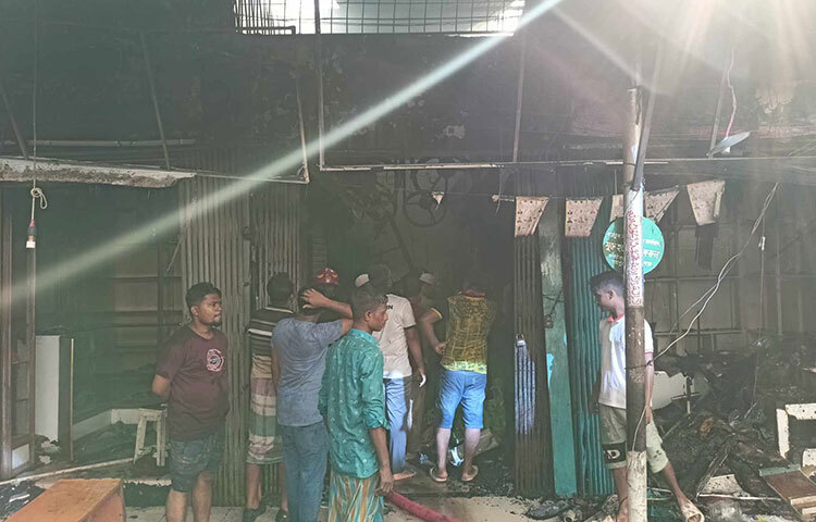 অনেক কষ্টে গড়া দোকান চোখের সামনে পুড়ে ছাই হয়েছে দেখে শোকে দোকানীরা যেন নির্বাক হয়ে আছেন। ছবি: জাগো নিউজ