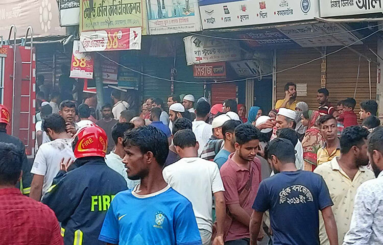 অগ্নিকাণ্ডের ঘটনার স্থানে উৎসুক জনতার ভিড়। ছবি: জাগো নিউজ