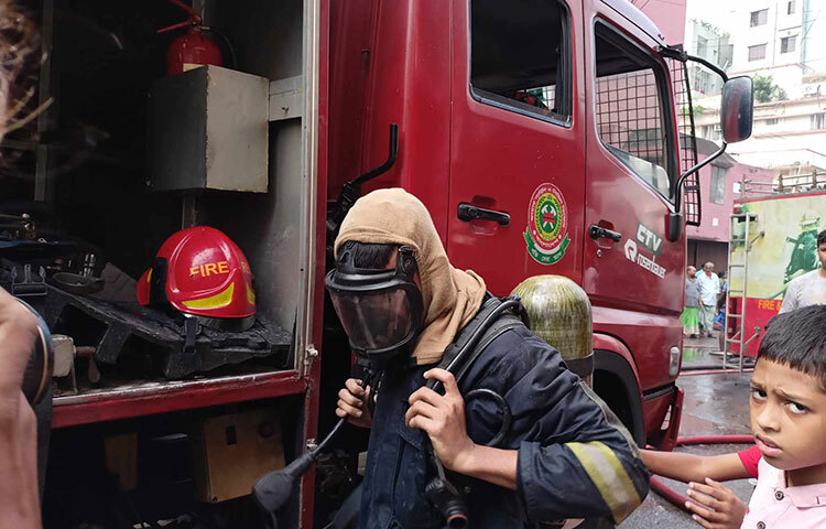 জীবনের ঝুঁকি নিয়ে আগুন নেভানোর কাজ করেছেন ফায়ার সার্ভিস কর্মীরা। ছবি: জাগো নিউজ