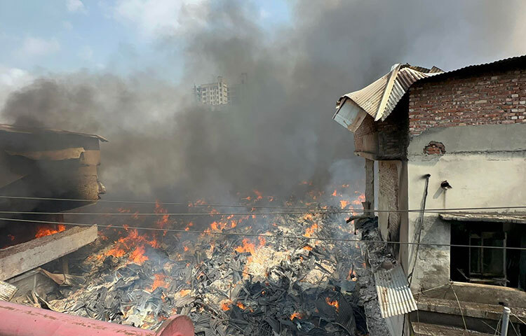 চোখের সামনে কোটি কোটি টাকার সম্পদ পুড়ে ছাই হচ্ছে। ছবি: বিপ্লব দিক্ষিৎ