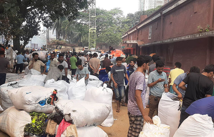 কিছু সম্পদ রক্ষা করার চেষ্টা করছেন কোনো কোনো ব্যবসায়ী। ছবি: বিপ্লব দিক্ষিৎ