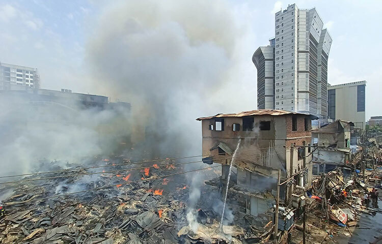 কারও কারও সারাজীবনের সঞ্চিত সম্পদ মুহূর্তেই পুড়ে ছাই হয়েছে। ছবি: মাহবুব আলম