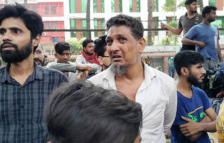 নিজের সাজানো গোছানো দোকান পুড়ে যাওয়ায় তিনি যেন ভাষা হারিয়ে ফেলেছেন। শুধু নির্বাক চেয়ে আছেন। ছবি: বিপ্লব দিক্ষিৎ