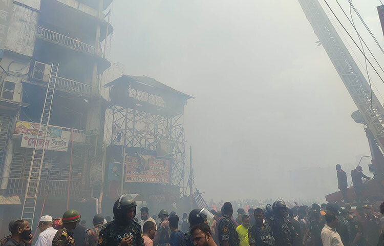 আগুন নেভানোর চেষ্টা করছেন দমকলকর্মীরা। ছবি: বিপ্লব দিক্ষিৎ
