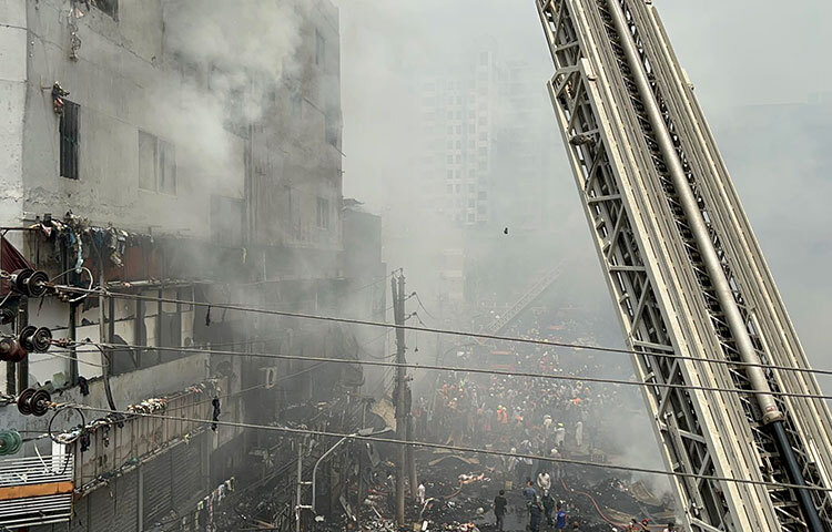 তিলে তিলে গড়া সম্পদ পুড়ে যাওয়ার হৃদয়বিদারক দৃশ্য। ছবি: বিপ্লব দিক্ষিৎ