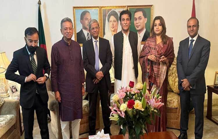 বিএনপি মহাসচিব মির্জা ফখরুল ইসলাম আলমগীরের সঙ্গে বৈঠক করেছেন পাকিস্তানের হাইকমিশনার সৈয়দ আহমদ মারুফ। ছবি: খালিদ হোসেন