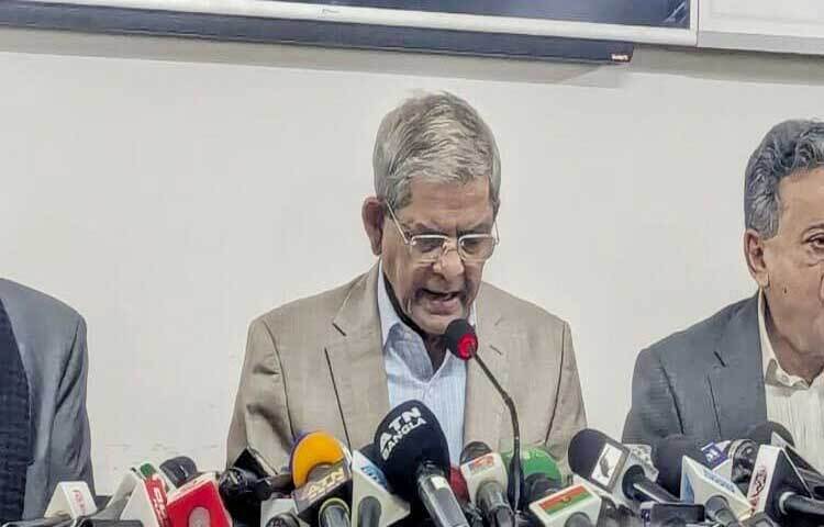 হুট করেই একশটিরও বেশি পণ্য ও সেবার ওপর ভ্যাট এবং সম্পূরক শুল্ক বৃদ্ধি, নতুন করে আরোপ ও কিছু পণ্যের কর অব্যাহতি তুলে নিয়েছে অন্তর্বর্তী সরকার। অবিলম্বে বর্ধিত ভ্যাট-ট্যাক্স প্রত্যাহার ও সরকারকে খরচ কমানোর আহ্বান জানিয়েছে বিএনপি। পাশাপাশি রাজস্ব বৃদ্ধির জন্য সরকার ১২টি উৎস ও উপায় খুঁজে দেখতে পারে বলে জানিয়েছে। ছবি: খালেদ হোসেন