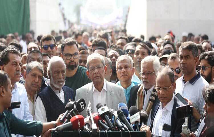 সংস্কার ও নির্বাচনের মধ্যে কোনো বিরোধ নেই, দুটো একসঙ্গে চলতে বাধা নেই বলে মন্তব্য করেছেন বিএনপি মহাসচিব মির্জা ফখরুল ইসলাম আলমগীর। ছবি: খালিদ হোসেন