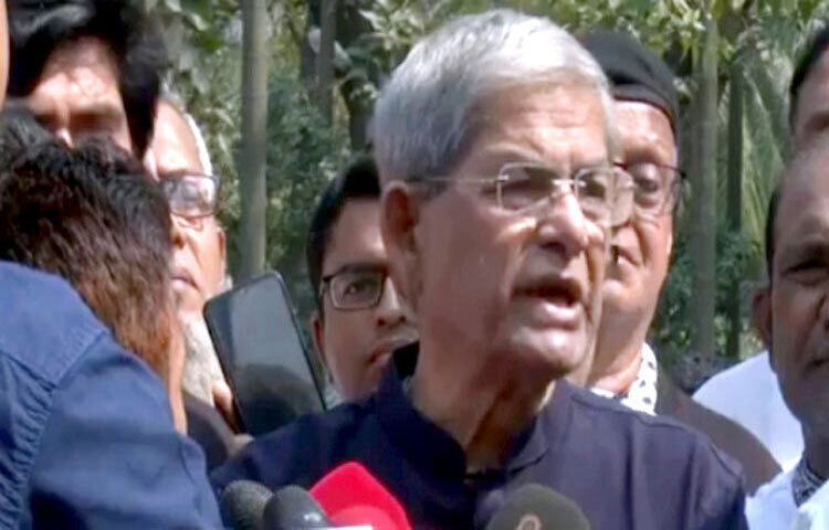 সাবেক প্রধানমন্ত্রী শেখ হাসিনার নেতৃত্বে আওয়ামী লীগের যোগসূত্রে দুইদিন ধরে পিলখানায় হত্যাযজ্ঞ চালানো হয় বলে অভিযোগ করেছেন বিএনপি মহাসচিব মির্জা ফখরুল ইসলাম আলমগীর। ছবি: খালিদ হোসেন