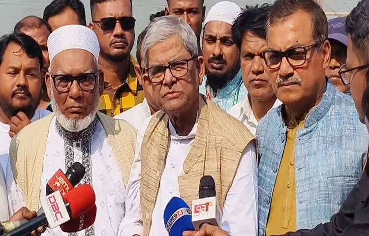 বিএনপি ক্ষমতায় গেলে সীমান্ত হত্যা বন্ধ, ন্যায্য পানির হিস্যা ও পার্শ্ববর্তী দেশের দাদাগিরি বন্ধে গুরুত্ব দেওয়া হবে। মুক্তিযুদ্ধের সময় বাংলাদেশকে সহায়তা করেছিল ভারত। সে হিসেবে এ দেশকে তাদের ভালো কিছু দেওয়ার কথা। কিন্তু দুঃখজনক হলেও সত্য, গত ১৭ বছর শেখ হাসিনার আমলে তারা কিছু দেয়নি বরং নিয়ে গেছে বলে মন্তব্য করেছেন বিএনপির মহাসচিব মির্জা ফখরুল ইসলাম আলমগীর।