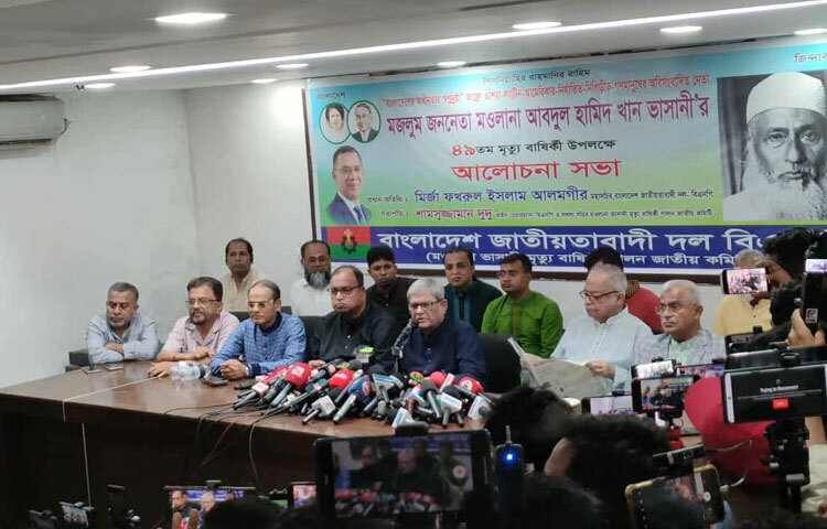 আগামীকাল কার্যক্রম নিষিদ্ধ আওয়ামী লীগ সভাপতি ও ক্ষমতাচ্যুত প্রধানমন্ত্রী শেখ হাসিনার বিরুদ্ধে দায়ের করা ‘গণহত্যা মামলার’ রায় ঘোষণাকে কেন্দ্র করে সারাদেশে উদ্বেগ ও আতঙ্ক তৈরি হয়েছে, এমন মন্তব্য করেছেন বিএনপি মহাসচিব মির্জা ফখরুল ইসলাম আলমগীর। ছবি: খালিদ হোসেন