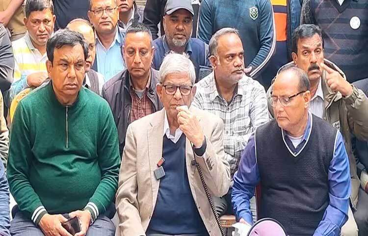 বিএনপি মহাসচিব মির্জা ফখরুল ইসলাম আলমগীর বলেছেন, গত ১৬ বছর ধরে গণতন্ত্র পুনরুদ্ধারের জন্য আন্দোলন-সংগ্রাম চালিয়ে যাচ্ছি। আসন্ন নির্বাচনের মধ্য দিয়ে জনগণের ভোটাধিকার ও গণতন্ত্র ফিরিয়ে আনার প্রত্যাশা রয়েছে।