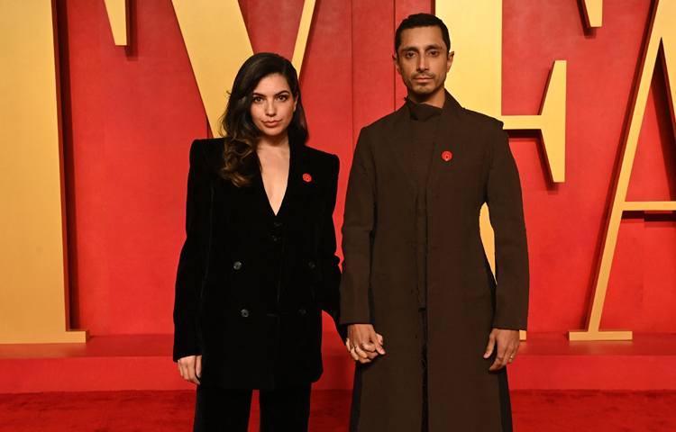 স্ত্রী ফাতেমা ফারহিন মির্জাকে সঙ্গে নিয়ে এসেছেন আলোচিত ব্রিটিশ অভিনেতা রিজ আহমেদ। ছবি: এএফপি