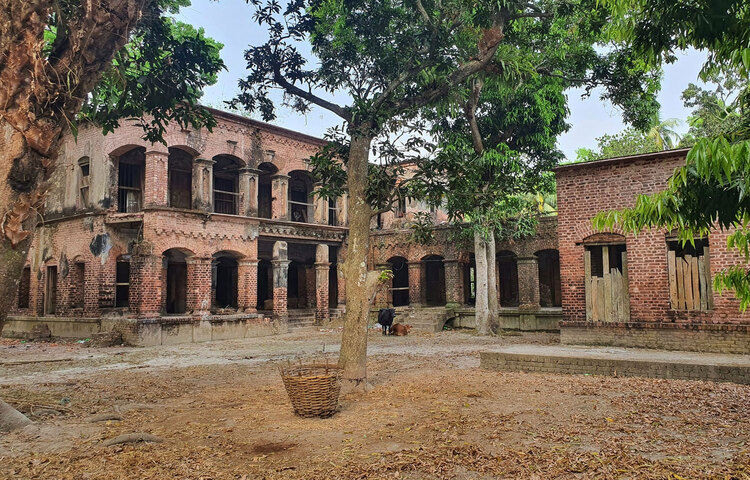 নড়াইলে অবস্থিত প্রখ্যাত ঔপন্যাসিক ডা. নীহার রঞ্জন গুপ্তের পৈত্রিক বাড়ি। ডা. নীহার রঞ্জন গুপ্ত ১৯১১ সালের ৬ জুন তার পিতা সত্যরঞ্জন গুপ্তের কর্মস্থল কলকাতায় জন্মগ্রহণ করেন। জন্মস্থান কলকাতায় হলেও তার পৈত্রিক নিবাস নড়াইলের লোহাগড়ার উপজেলার ইত্না গ্রামে। ছবি: বোহেমিয়ান ফয়সাল