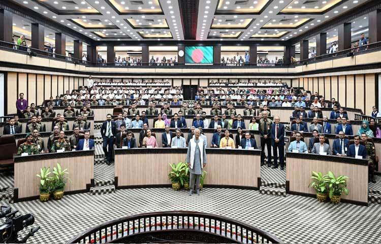 ভাষণের পর সহকর্মীদের সঙ্গে ফটোসেশনে অংশ নেন তিনি, যেখানে ধরা পড়ে কর্মজীবনের নানা স্মরণীয় মুহূর্তের আবহ। আবেগঘন পরিবেশে বিদায়ের এই আয়োজন উপস্থিত সবার জন্য হয়ে থাকে এক বিশেষ স্মৃতি।