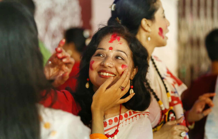 দেবীর বিদায়ের সঙ্গে শেষ হলো পাঁচ দিনের উৎসব, তবে রেখে গেল শান্তি, ভ্রাতৃত্ব ও শুভের বার্তা।