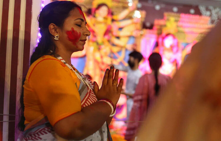 বিজয়া দশমী মানেই একদিকে দেবী বিদায়ের বেদনা, অন্যদিকে নতুন করে জীবনযাপনের প্রেরণা।