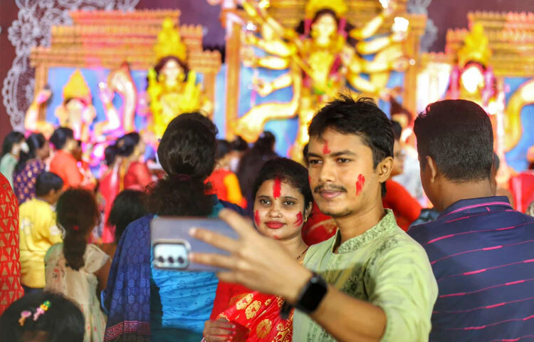 ছবি তুলতে ব্যস্ত অনেকেই।