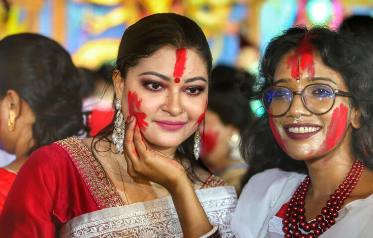 দেবীকে বিদায় জানানোর আগে নারীরা একে অপরকে সিঁদুর দিয়ে বরণ করলেন নতুন শক্তি ও আশার প্রতীক হিসেবে।