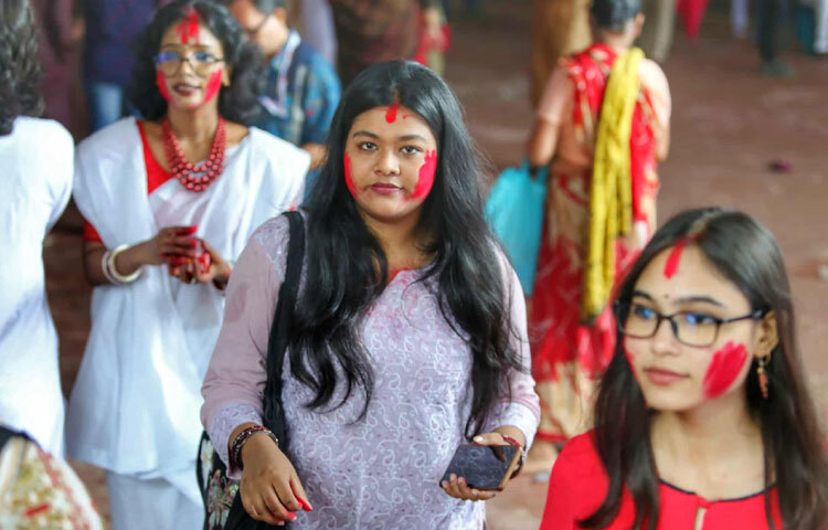 প্রতিবারের মতো এবারও দশমীর দিনে রমনা কালি মন্দিরে নারী ভক্তদের ভিড় ছিল চোখে পড়ার মতো।