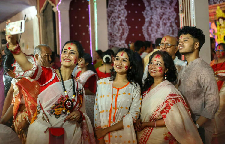 সিঁদুর খেলার এ আচার শুধু আনন্দ নয়, সম্পর্কের বন্ধন ও সাম্যের এক উজ্জ্বল নিদর্শন।