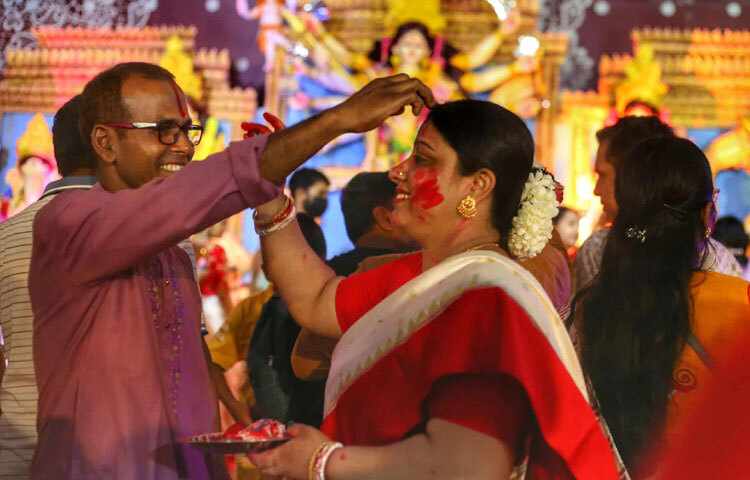 শুধু নারীরাই নয়, অনেক পুরুষই স্ত্রীকে সিঁদুর পরিয়ে দিচ্ছেন।