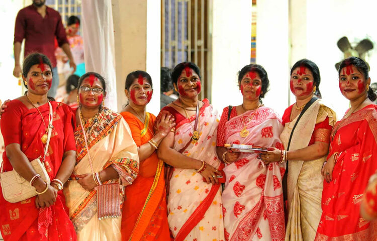 ধর্মীয় সীমানা পেরিয়ে দুর্গাপূজার এ বিজয়া উৎসব আজ হয়ে উঠেছে মিলনমেলা, যেখানে একসঙ্গে ভাগাভাগি করা হয় আনন্দ, রঙ আর ভক্তির আবহ।