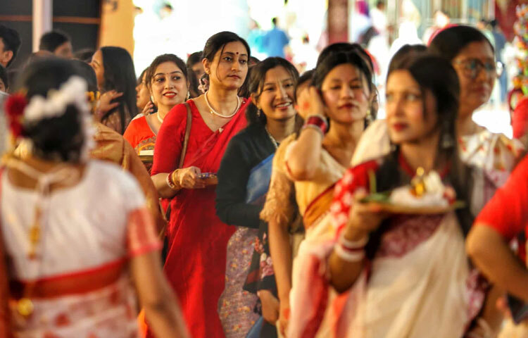 রমনা কালি মন্দিরের বিসর্জন উৎসবে শুধু হিন্দু সম্প্রদায়ের ভক্তই নয়, উৎসুক সাধারণ মানুষও ভিড় জমিয়েছিলেন।