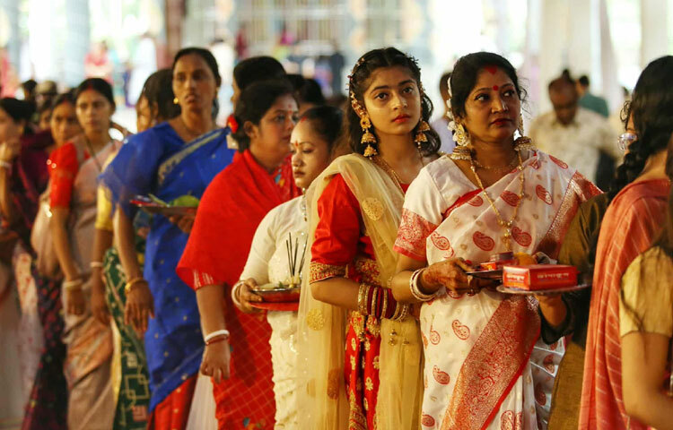 ঢাকার রমনা কালি মন্দিরের বিজয়া উৎসব তাই হয়ে উঠল স্মরণীয়-যেখানে একদিকে চোখের জলে দেবী বিদায়, অন্যদিকে হাসিমাখা মুখে সিঁদুরের রঙে ভক্তদের মিলন।