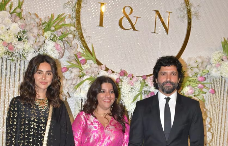 কালো রংয়ের পোশাকে ধরা দিয়েছিলেন শিবানী দান্ডেকর ও ফারহান আখতার। তাদের সঙ্গে ছিলেন ফারহানের বোন ও চলচ্চিত্র নির্মাতা জোয়া আখতার। ছবি: সংগৃহীত