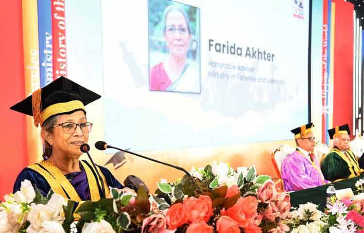 ঢাকা সেনানিবাসের সেনাপ্রাঙ্গণে বাংলাদেশ ইউনিভার্সিটির তৃতীয় সমাবর্তন অনুষ্ঠানে সভাপতির বক্তব্য রাখেন মৎস্য ও প্রাণিসম্পদ উপদেষ্টা ফরিদা আখতার। ছবি: পিআইডি