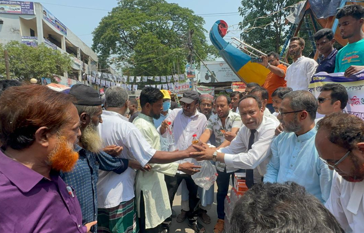 চলমান দাবদাহে ফরিদপুরে সাধারণ পথচারী ও দিনমজুরদের মাঝে বিশুদ্ধ খাবার পানি-স্যালাইন বিতরণ করেছে জাতীয়তাবাদী কৃষকদল। ছবি: এন কে বি নয়ন
