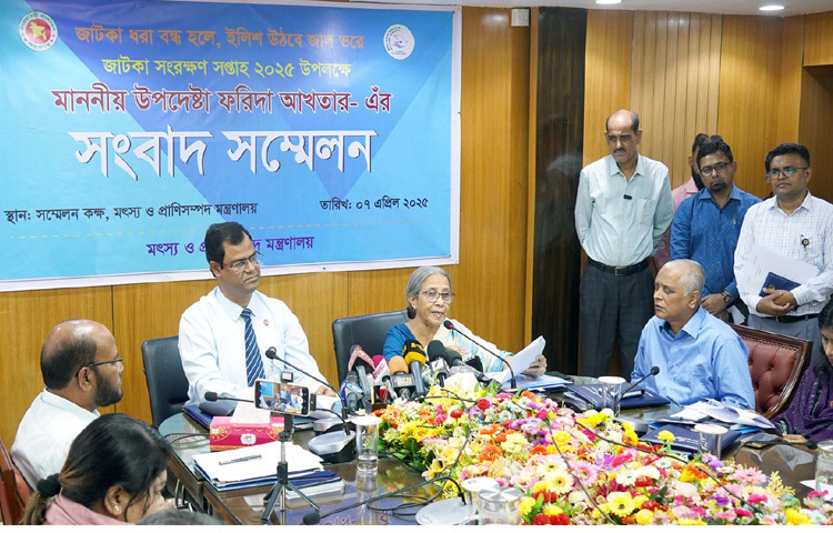 মন্ত্রণালয়ের সম্মেলনকক্ষে ‘জাটকা সংরক্ষণ সপ্তাহ ২০২৫’ উপলক্ষে সংবাদ সম্মেলনে সাংবাদিকদের ব্রিফ করেন মৎস্য ও প্রাণিসম্পদ উপদেষ্টা ফরিদা আখতার। ছবি: পিআইডি