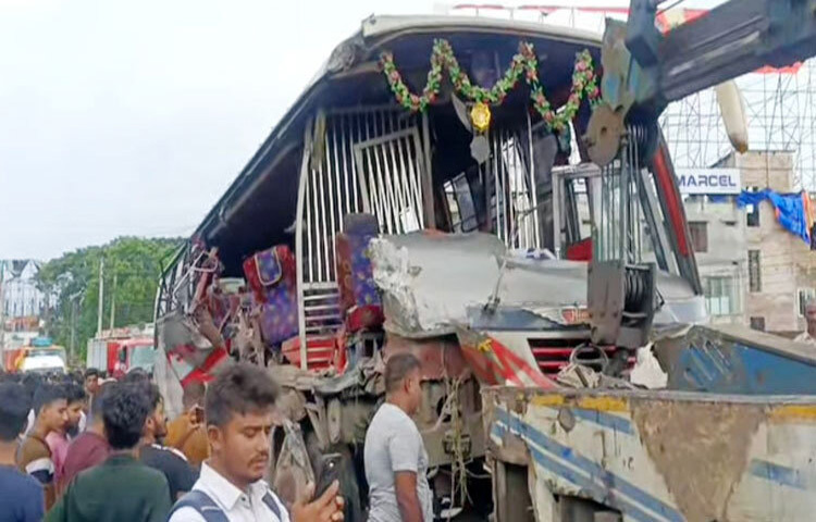 ফরিদপুরের ঢাকা-খুলনা মহাসড়কে কানাইপুর নতুন ব্রিজের ওপর দুই বাসের মুখোমুখি সংঘর্ষে ৩ জন নিহত হয়েছেন। এতে আহত হয়েছেন কমপক্ষে ১৫ জন। ছবি: এন কে বি নয়ন
