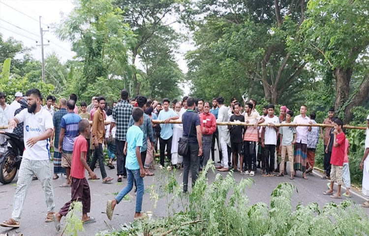 ফরিদপুরের ভাঙ্গায় সংসদীয় আসনের সীমানা থেকে দুটি ইউনিয়নকে অন্য আসনে যুক্ত করার প্রতিবাদে দ্বিতীয় দিনের মতো দুই মহাসড়ক অবরোধ করে বিক্ষোভ করছেন এলাকাবাসী। এতে ঢাকা-বরিশাল ও ঢাকা-খুলনা মহাসড়কের মহাসড়কে যাত্রীবাহী বাসসহ ট্রাক, পিকআপ, মাইক্রোবাসসহ শত শত যানবাহন আটকা পড়েছে। ছবি: এন কে বি নয়ন