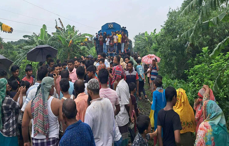 ফরিদপুরের ভাঙ্গায় আসন পুনর্বিন্যাসের প্রতিবাদে উপজেলার মুনসুরাবাদ এলাকায় কাফনের কাপড় পরে রাস্তা অবরোধ করেছে এলাকাবাসী। ছবি: এন কে বি নয়ন