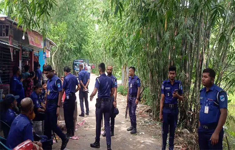 ফরিদপুরের সালথায় ক্যারম খেলা নিয়ে বিরোধের জের ধরে দু’পক্ষের সংঘর্ষে অন্তত ১৫ জন আহত হয়েছেন। ছবি: এন কে বি নয়ন