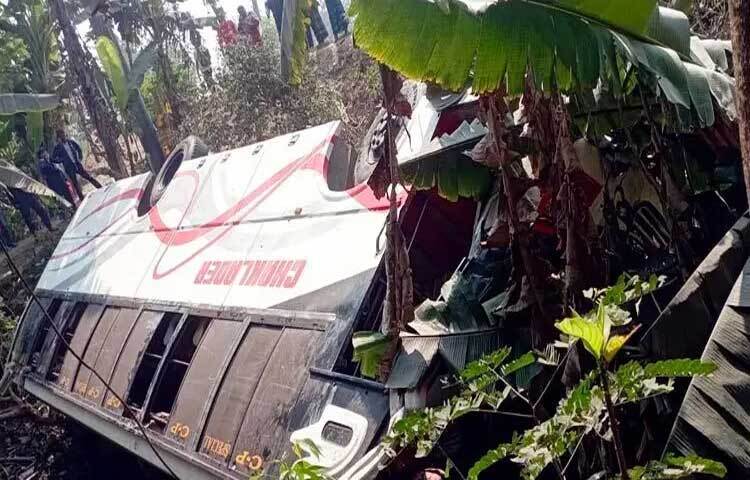 ফরিদপুরের নগরকান্দায় যাত্রীবাহী একটি বাস নিয়ন্ত্রণ হারিয়ে রাস্তার পাশের খাদে পড়ার ঘটনা ঘটেছে। এতে অন্তত ১৫ জন যাত্রী আহত হয়েছেন।