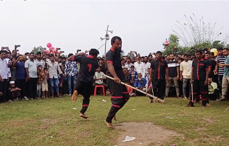 গ্রামবাংলার ঐতিহ্যবাহী খেলাগুলো ধরে রাখতে লাঠিখেলা ও ভেলা বাইচের আয়োজন করা হয়।