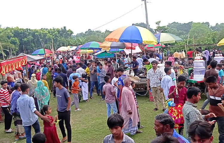 সম্প্রতি উপজেলার চাঁদপুর ইউনিয়নের তিন নম্বর ওয়ার্ডের চরকান্দি-চত্বর,(কাদেরদি নতুন ব্রিজ সংলগ্ন) এলাকায় কুমার নদে এ প্রতিযোগিতায় অনুষ্ঠিত হয়।