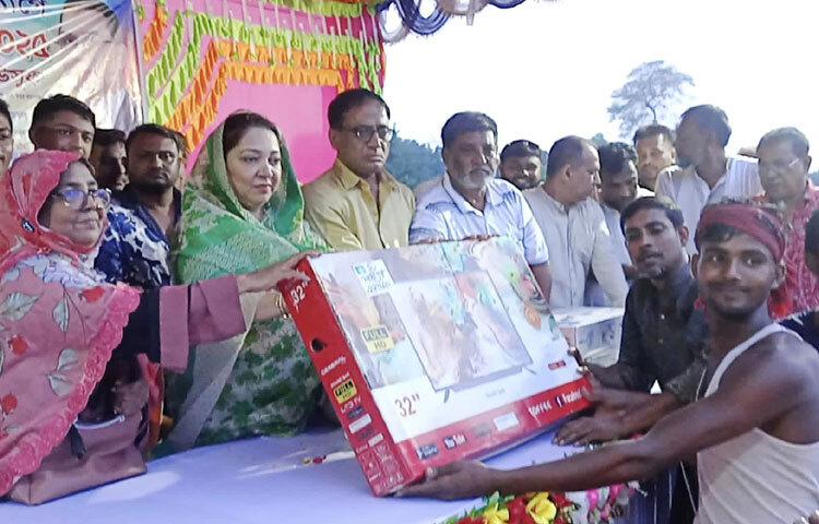 ৮/১০ টি ভেলা ও কয়েকটি গ্রুপ লাঠি খেলোয়াড় এতে অংশ নেয়। প্রতিযোগিতা শেষে খেলায় অংশগ্রহণকারীদের মাঝে পুরস্কার বিতরণ করা হয়।