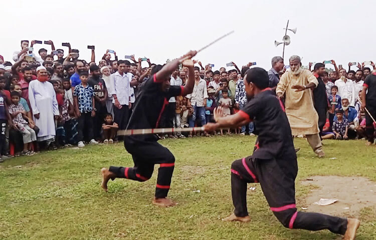 দর্শনার্থী নাসিরুদ্দিন ফোরকান বলেন, লাঠি খেলা ও ভেলা বাইচ প্রতিযোগিতা দেখতে নদের দুই পাড়ে হাজারো মানুষের মিলন মেলায় পরিণত হয়।