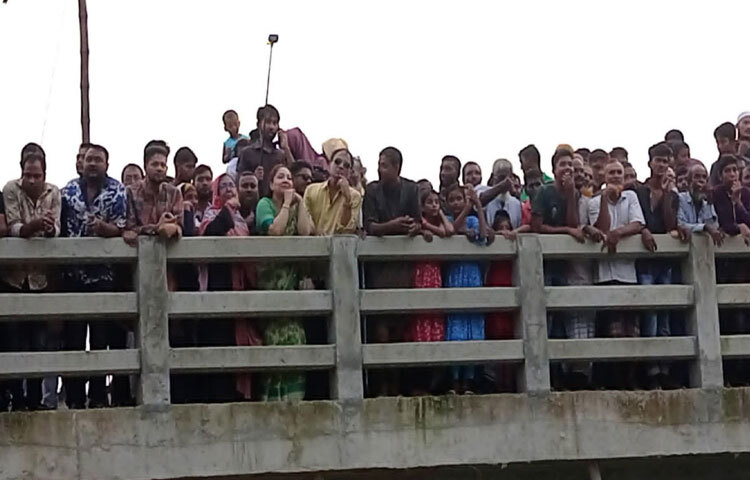 এসব খেলা দেখতে নদের দুই পাড়ে হাজার হাজার মানুষের মিলন মেলা ঘটে।