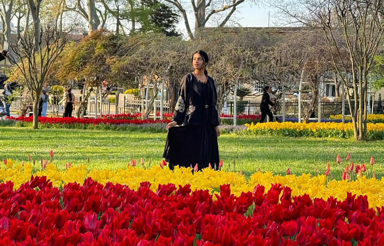 এবারের ঈদে গায়িকা হিসেবে অভিষেক ঘটেছে ফারিণের। ম্যাগাজিন অনুষ্ঠান ‘ইত্যাদি’তে ‘রঙে রঙে রঙিন হব’ শিরোনামে একটি গানে কণ্ঠ দিয়েছেন তিনি। গানটি ফারিণ গেয়েছেন তাহসানের সঙ্গে। ছবি: ফেসবুক