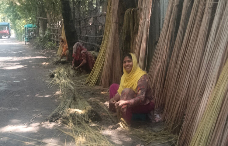 সাটুরিয়া উপজেলার ধানকোড়া ইউনিয়নের কামতা এলাকার পাট চাষি মান্নান বলেন, ‘আমরা ক্ষেত থেকে পাট কেটে এনে গাজিখালি নদীতে পাট জাগ দিই। এ বছর আমি তিন বিঘা জমিতে পাট চাষ করেছি। আমার প্রতি বিঘায় খরচ হয়েছে ১৬ হাজার টাকা। এই পাট নেওয়ার জন্য ভালো লোক পাওয়া যায় না। অন্য জেলায় মানুষ আমাদের মতো পাট নিতে পারেন না।’