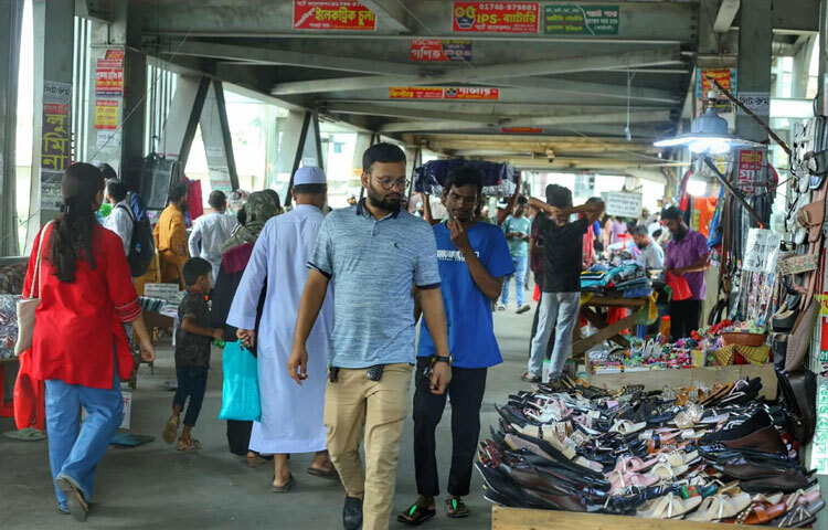 দুই পাশে পসরা সাজানো দোকান, মাঝখানে ঠেলাঠেলি করে চলাচল-বয়স্ক মানুষ, নারী, কিংবা স্কুলগামী শিশুরা এখানে সবচেয়ে বেশি ভোগান্তিতে পড়ছেন। জরুরি প্রয়োজনে দ্রুত পারাপারের কোনো সুযোগও থাকছে না।