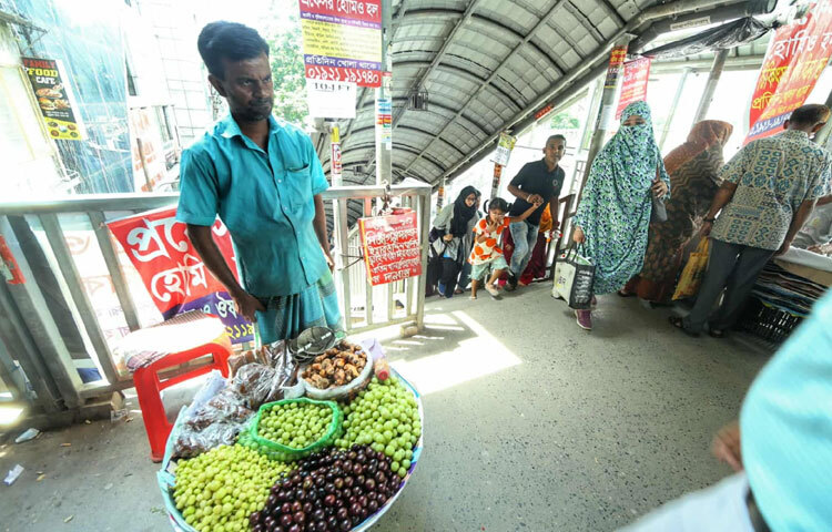 তবে অন্য দিকটিও ভোলা যায় না। ফুটওভার ব্রিজের সিঁড়িতে বসা প্রতিটি হকারই হয়তো জীবিকার সংগ্রামে নাম লিখিয়েছেন। তাদের পরিবার, সন্তান-সবার দায়িত্ব তাদের কাঁধে। কিন্তু পথচারীর অধিকার কেড়ে নিয়ে এই জীবিকা কতটা ন্যায্য?