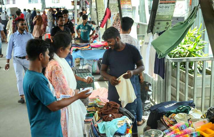 প্রশ্ন জাগে-ফুটওভার ব্রিজ কি কেবল উদ্বোধনের দিনের জন্যই ছিল হকারমুক্ত? নাগরিকের নিরাপদ চলাচলের অধিকার কি এভাবেই বারবার ভেঙে যাবে?